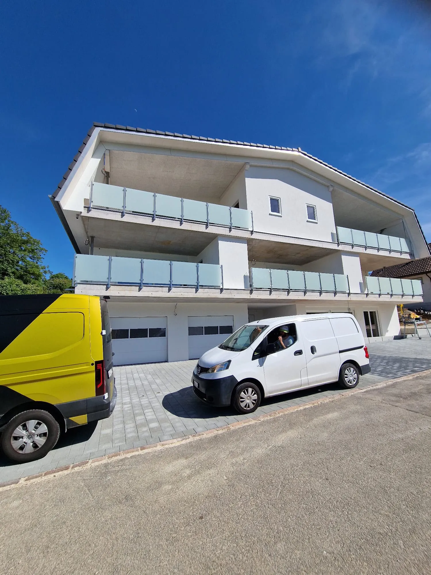 Sanierte Fassade eines Mehrfamilienhauses in Eiken