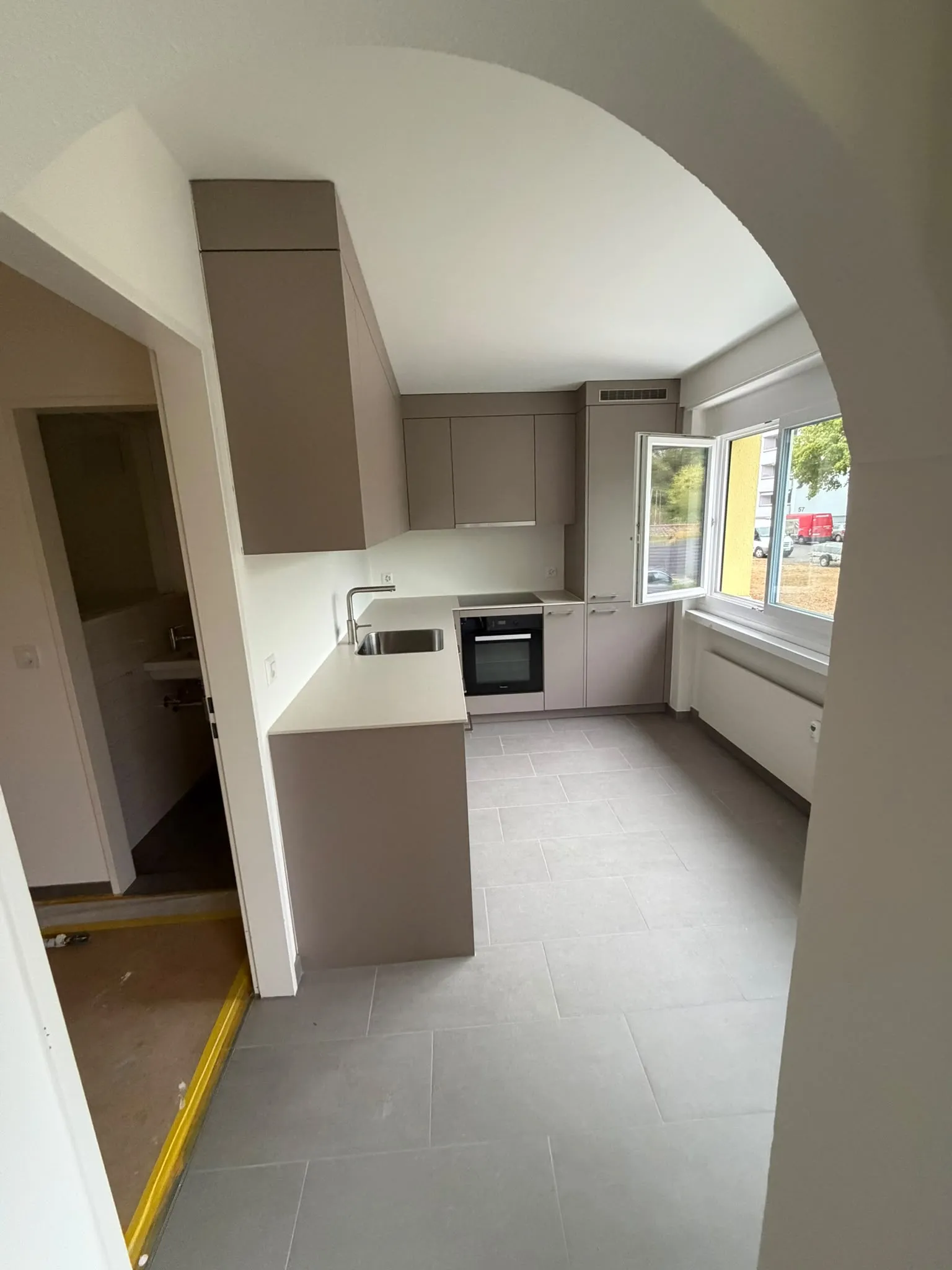 Küchenersatz Mehrfamilienhaus Therwil: Alte Küchen ausgebaut, Wände neu aufgebaut und verputzt, neue Küchen eingebaut.