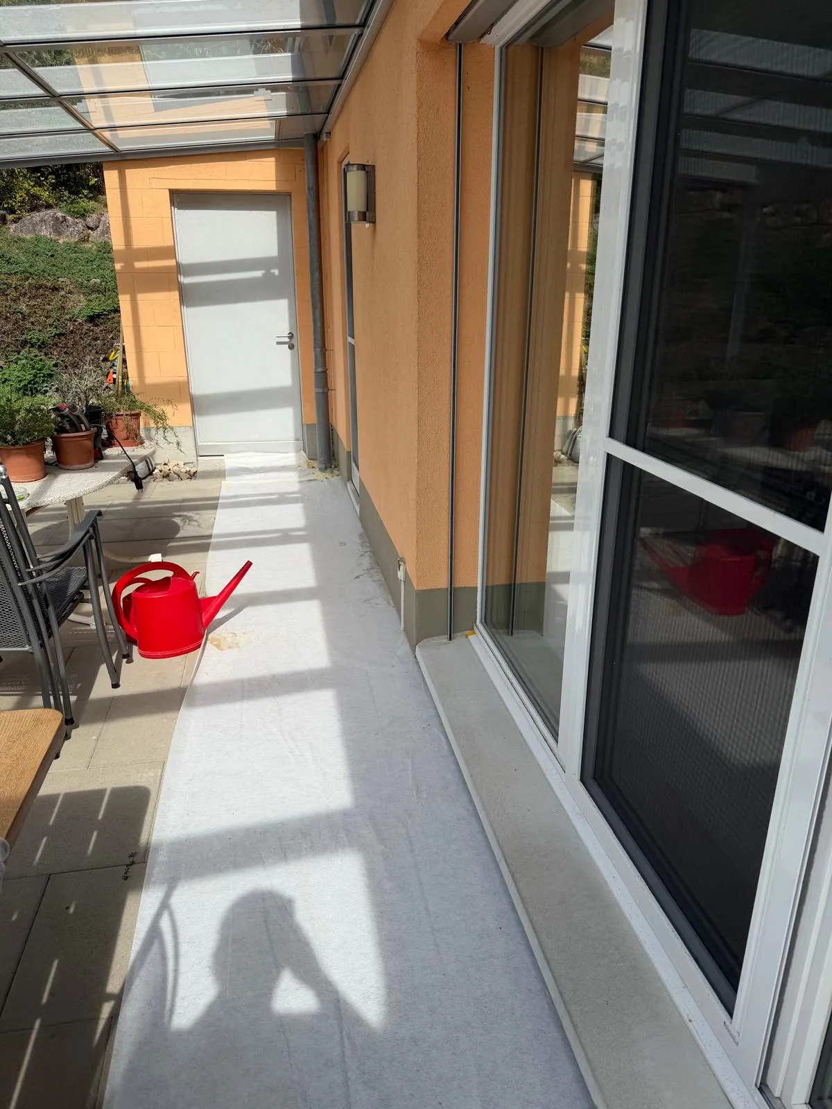 Sockelsanierung Einfamilienhaus Hellikon: Schadhaften Sockelputz ersetzt und die Fassade unten dauerhaft geschlossen.