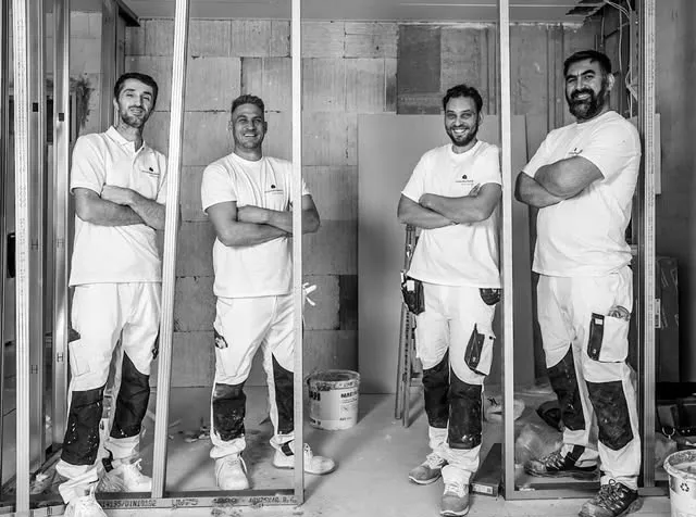 Das Team von Umbaukollektiv auf einer Baustelle