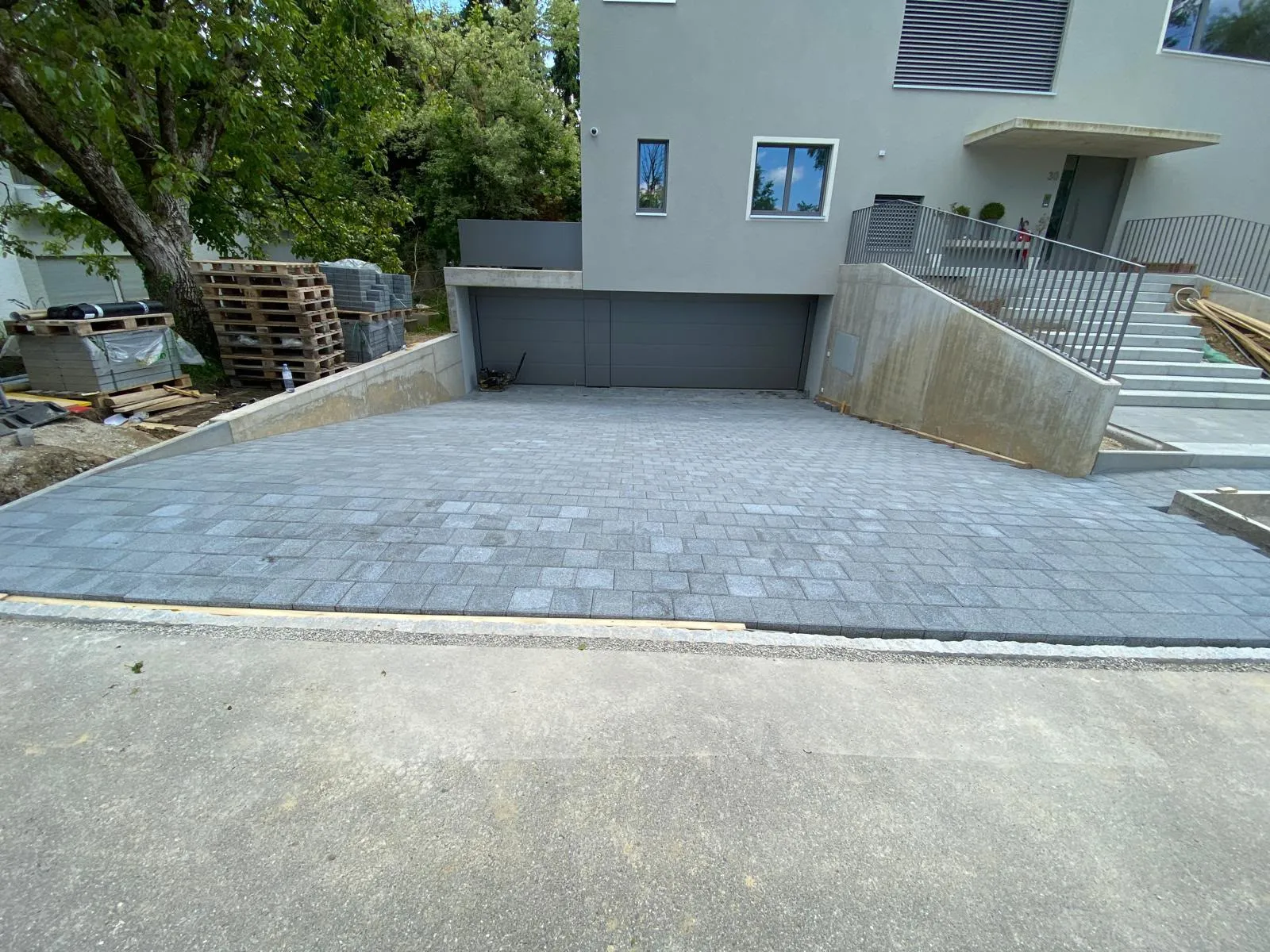 Umgebung Wohnhaus Bottmingen: Neue Aussentreppen, Stützmauern und Einfahrt.